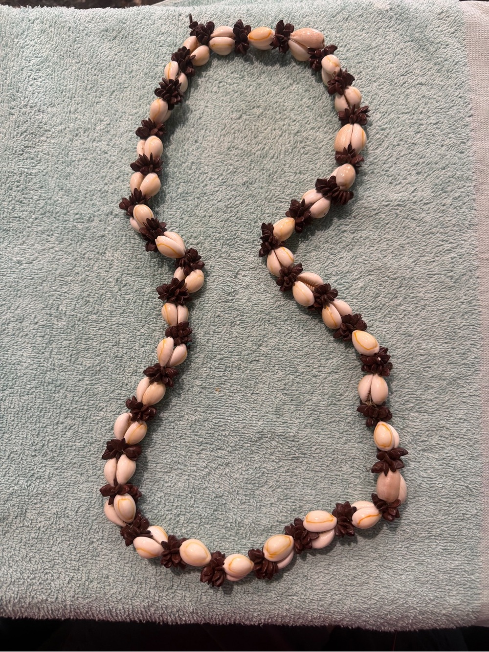 Vintage 70s cowrie Shell & koa seed Necklace in Cream and Brown - Women Jewelry
